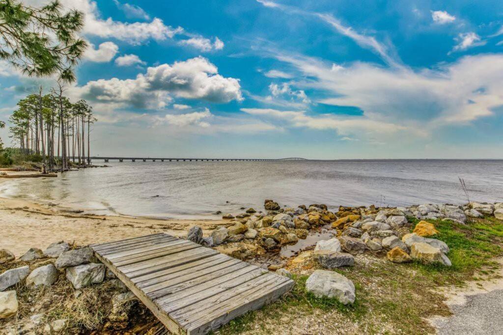 Woodsy Retreat, Steps To Bay - Hot Tub! Villa Gulf Breeze Exterior photo