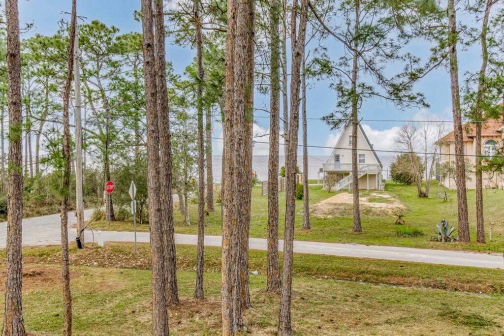 Woodsy Retreat, Steps To Bay - Hot Tub! Villa Gulf Breeze Exterior photo