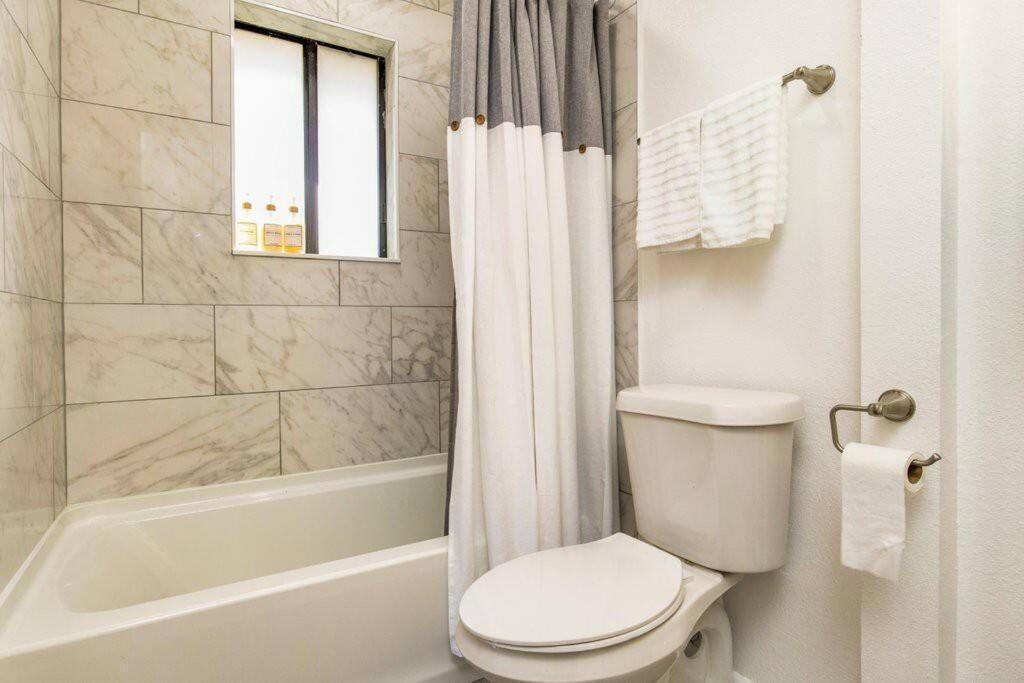 Woodsy Retreat, Steps To Bay - Hot Tub! Villa Gulf Breeze Exterior photo